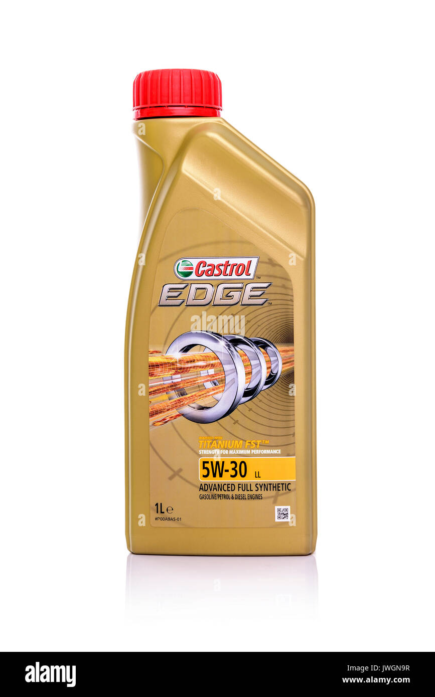 Olio motore Castrol Edge su uno sfondo bianco. Studio foto. Foto Stock