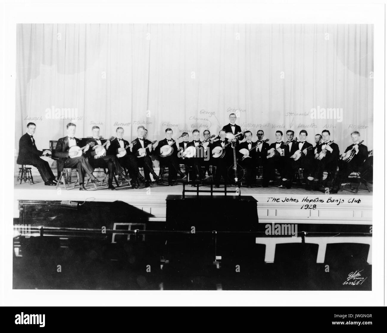 Banjo Banjo Club Club, tutti i membri identificati, seduto sul palco con strumenti, 1928. Foto Stock