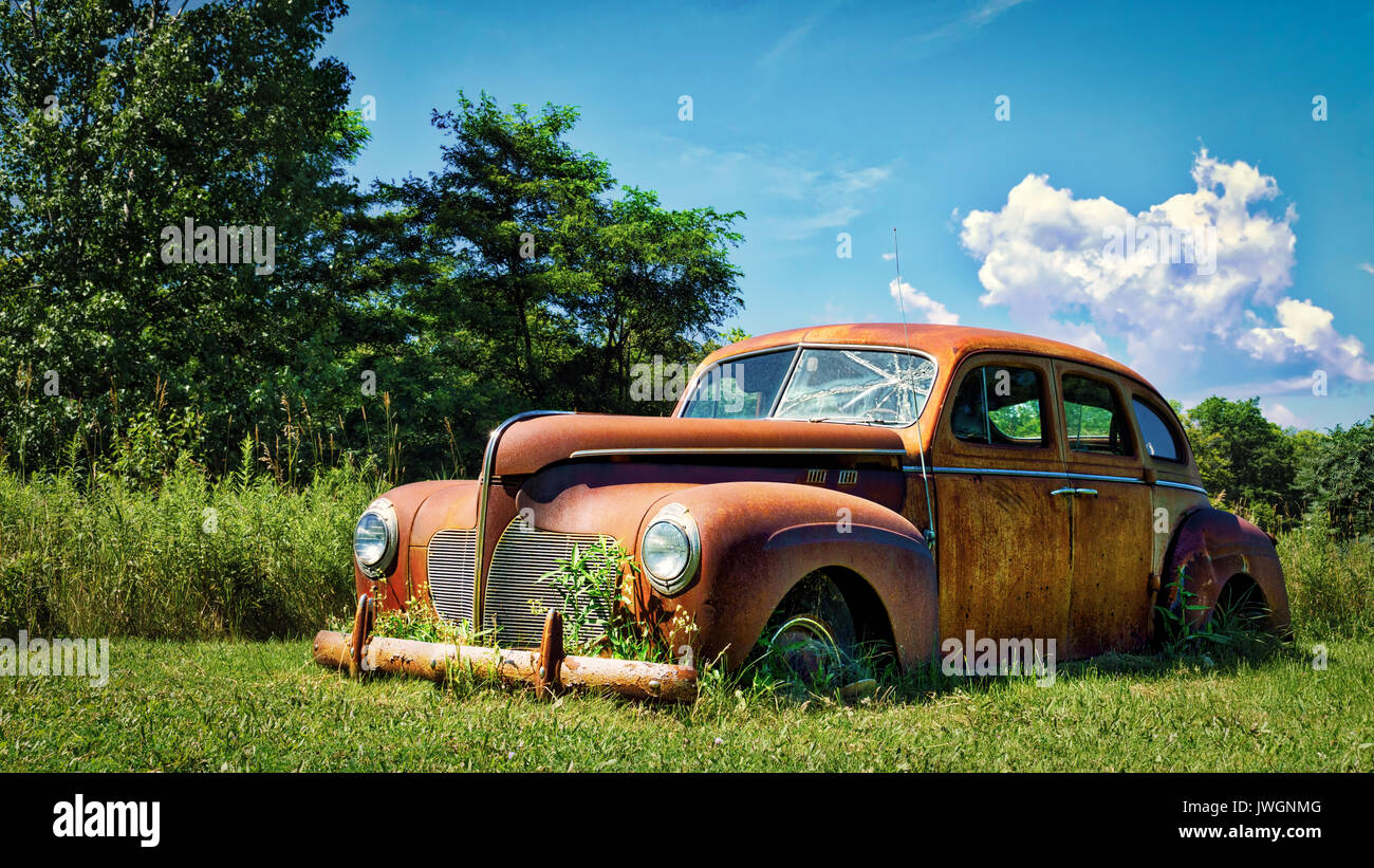 Una vecchia auto dai primi anni quaranta seduta sul Wisconsin strada. Foto Stock