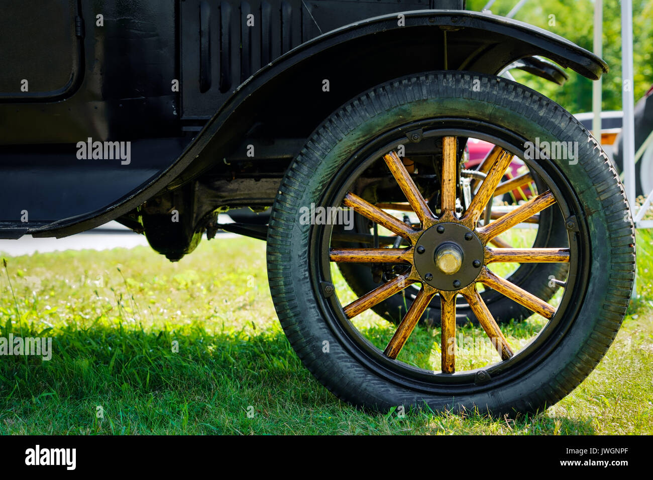 Una vecchia auto dai primi anni venti seduta sul Wisconsin strada. Foto Stock