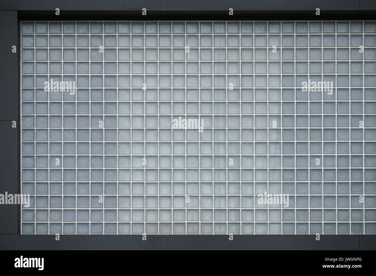 Un abstract di close-up di una sezione di un edificio moderno che mostra una parete di mattoni in vetro. Foto Stock