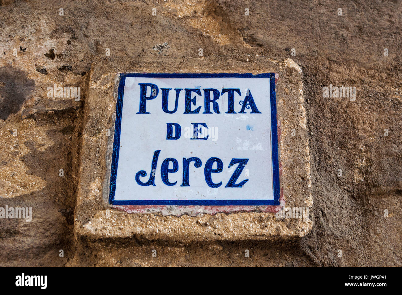 Tarifa, Spagna, Europa: segno di Jerez Gate, l'unico ingresso attraverso la vecchia città moresca rimanenti pareti dei quattro originali Foto Stock