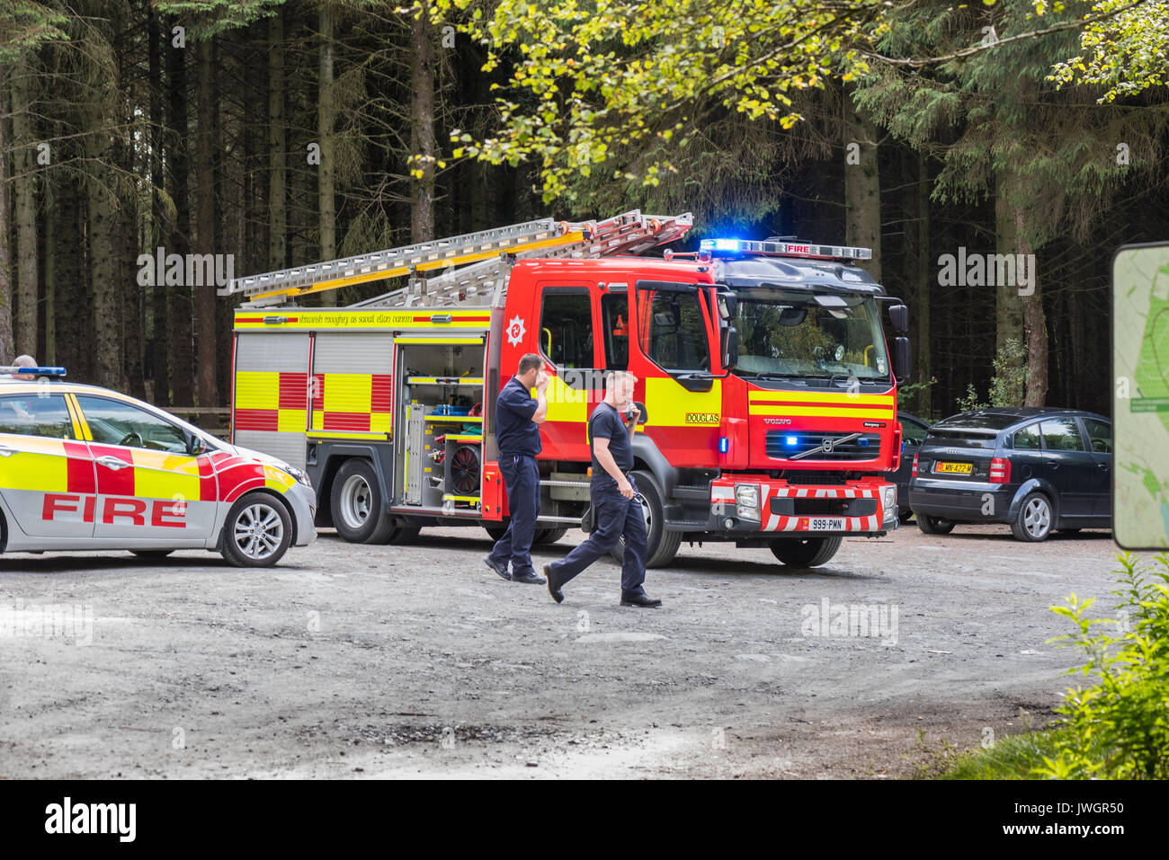 Motore Fire dall'Isola di Man il fuoco e il servizio di soccorso, frequentando emergenza nei boschi. Foto Stock