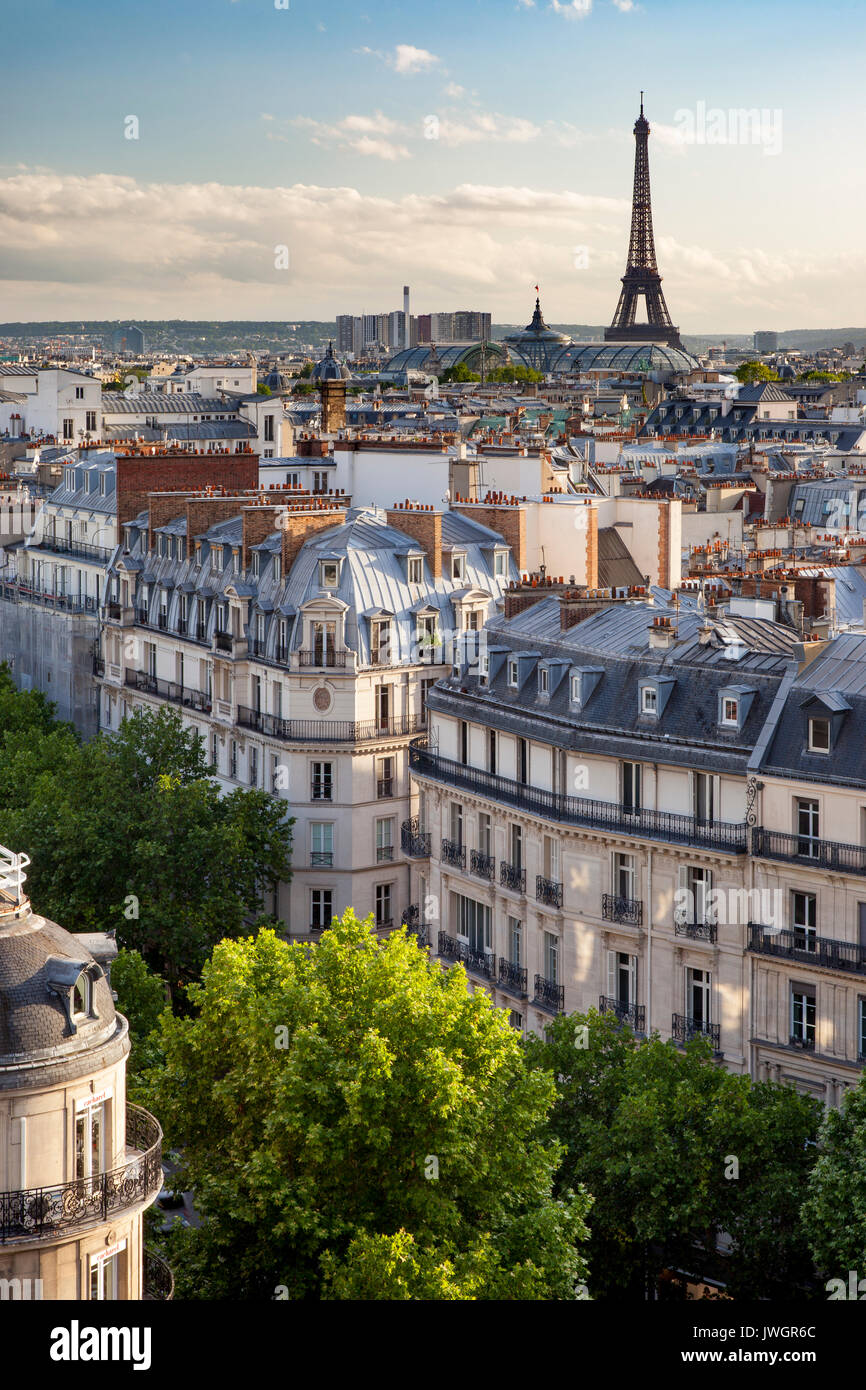 Sera luce solare su edifici di Parigi con la Torre Eiffel al di là, Parigi, Ile-de-France, Francia Foto Stock