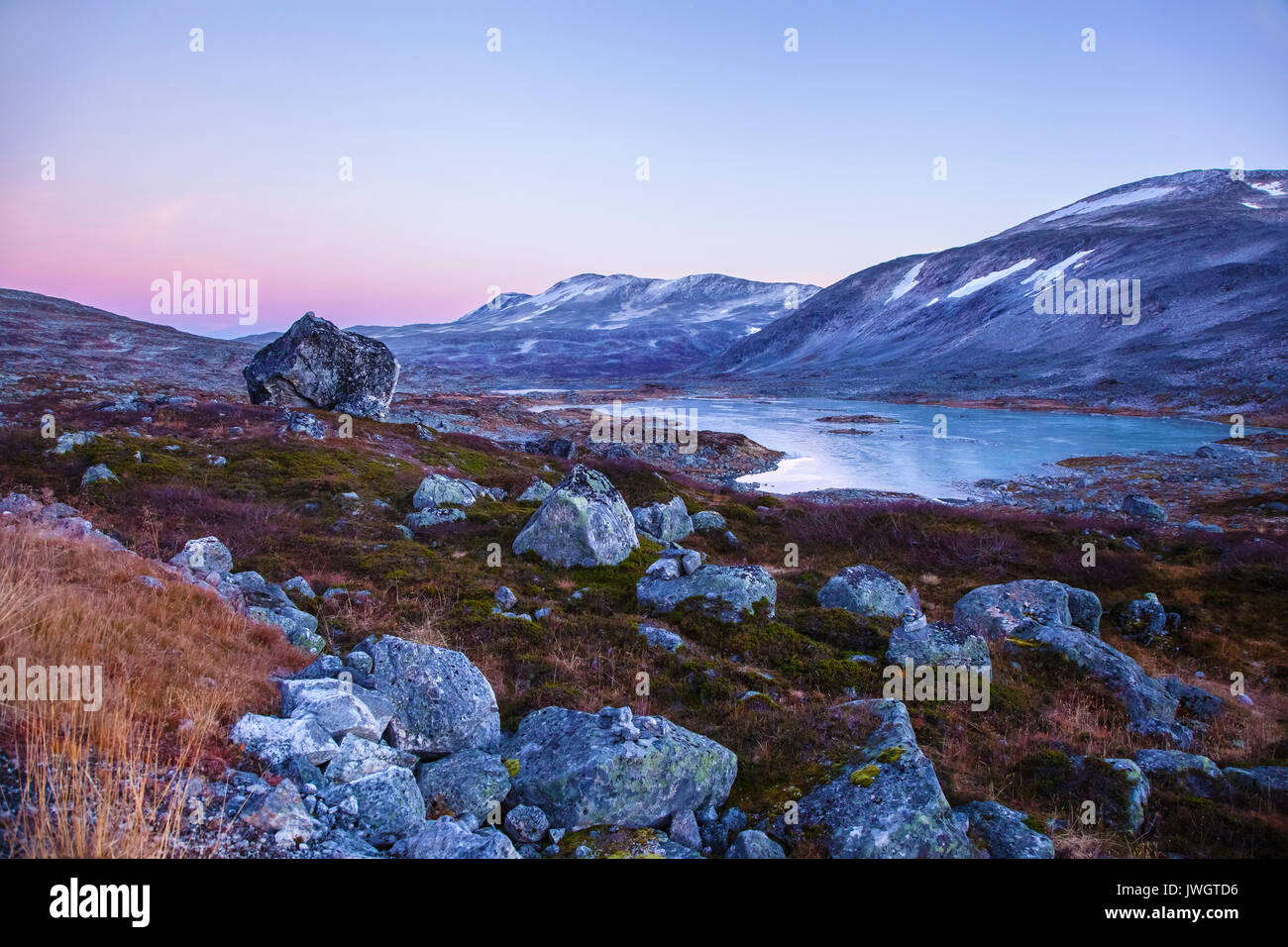 Lago a Gamle Strynefjellsvegen, nazionale strada turistica, Norvegia Foto Stock