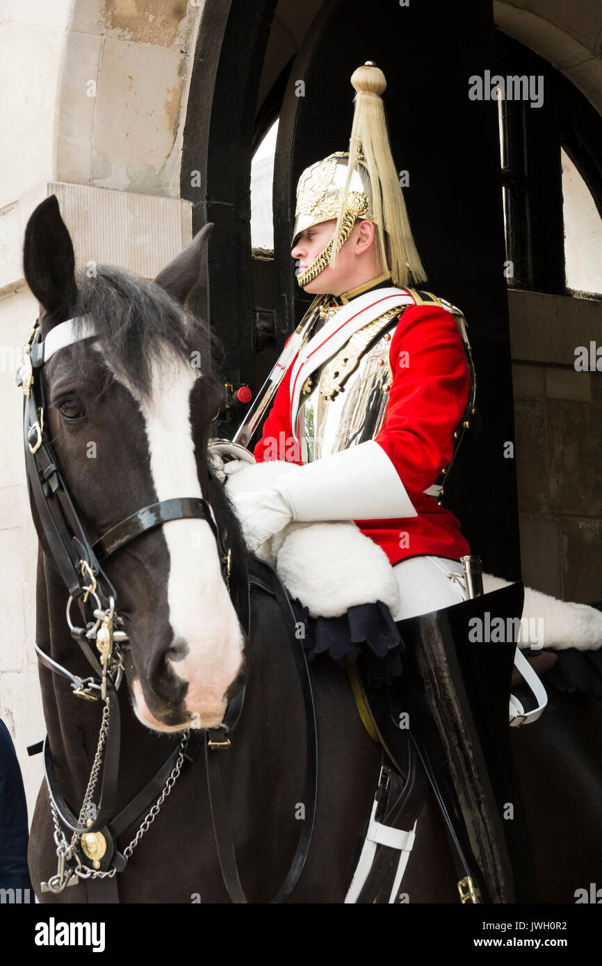 Horse Guard sentry al di fuori della casa museo di cavalleria, la Sfilata delle Guardie a Cavallo, Whitehall, Londra, Inghilterra, Regno Unito. Foto Stock