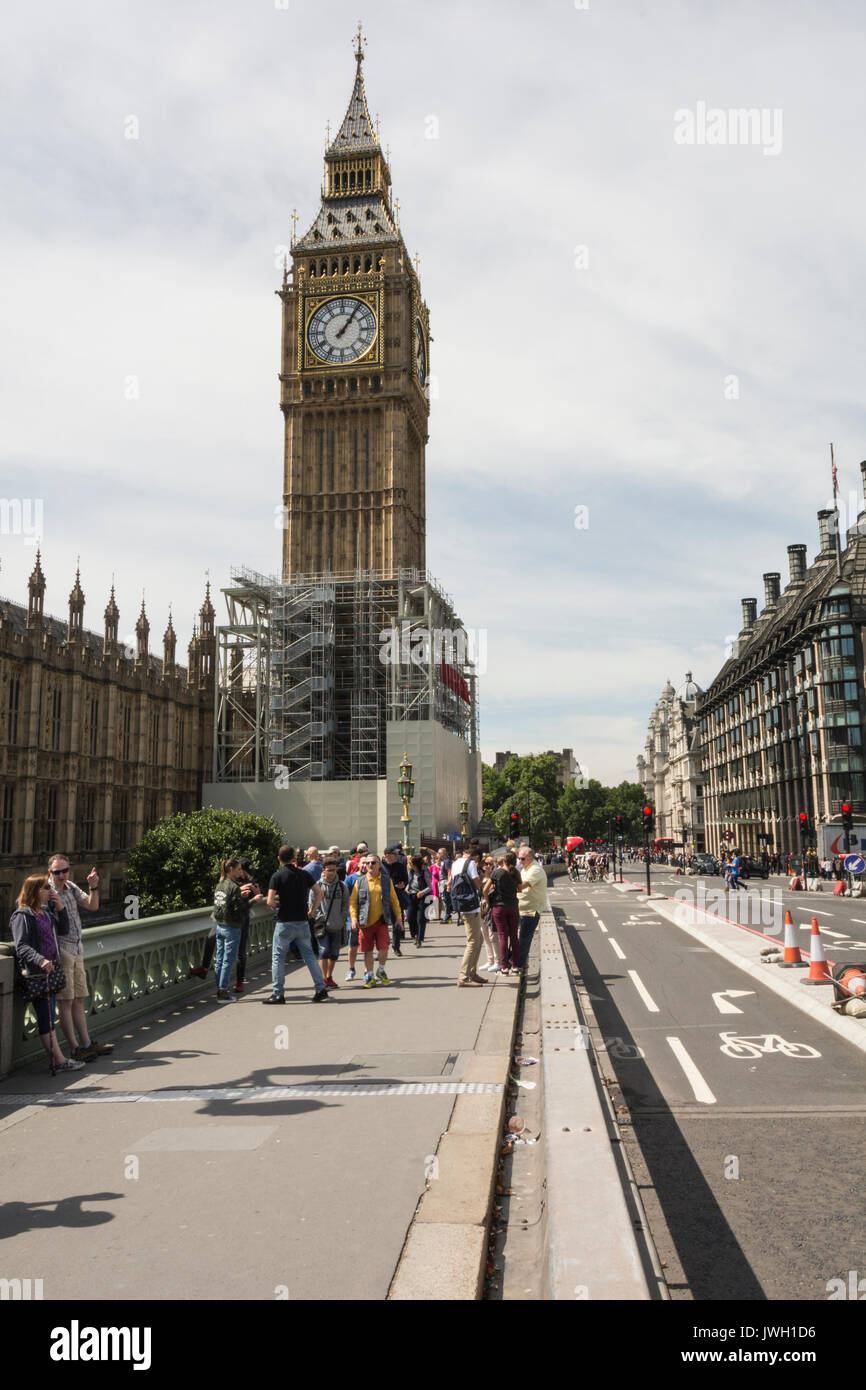 Una barriera di sicurezza fuori il Big Ben e le Camere del Parlamento, Westminster, London, Regno Unito Foto Stock