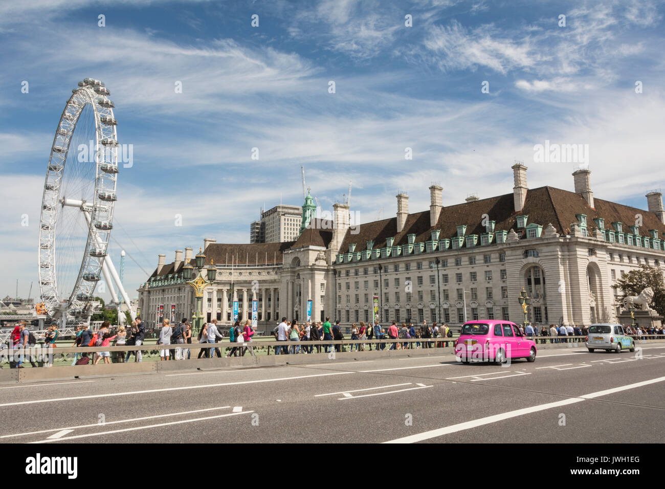 La nuova barriera di sicurezza fuori dall'ex County Hall sul Westminster Bridge, Londra, Inghilterra, Regno Unito Foto Stock