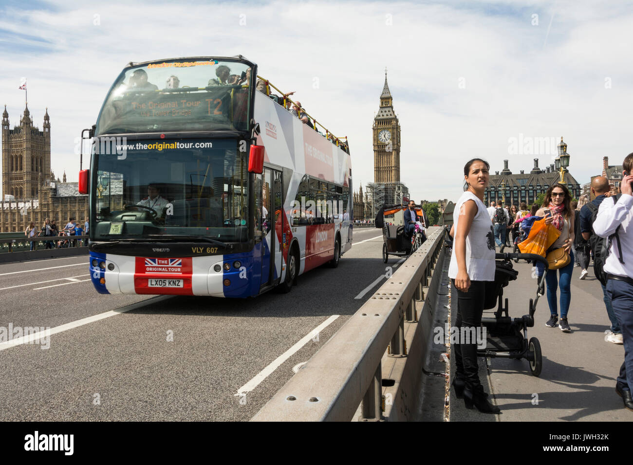 Una barriera di sicurezza fuori il Big Ben e le Camere del Parlamento, Westminster, London, Regno Unito Foto Stock