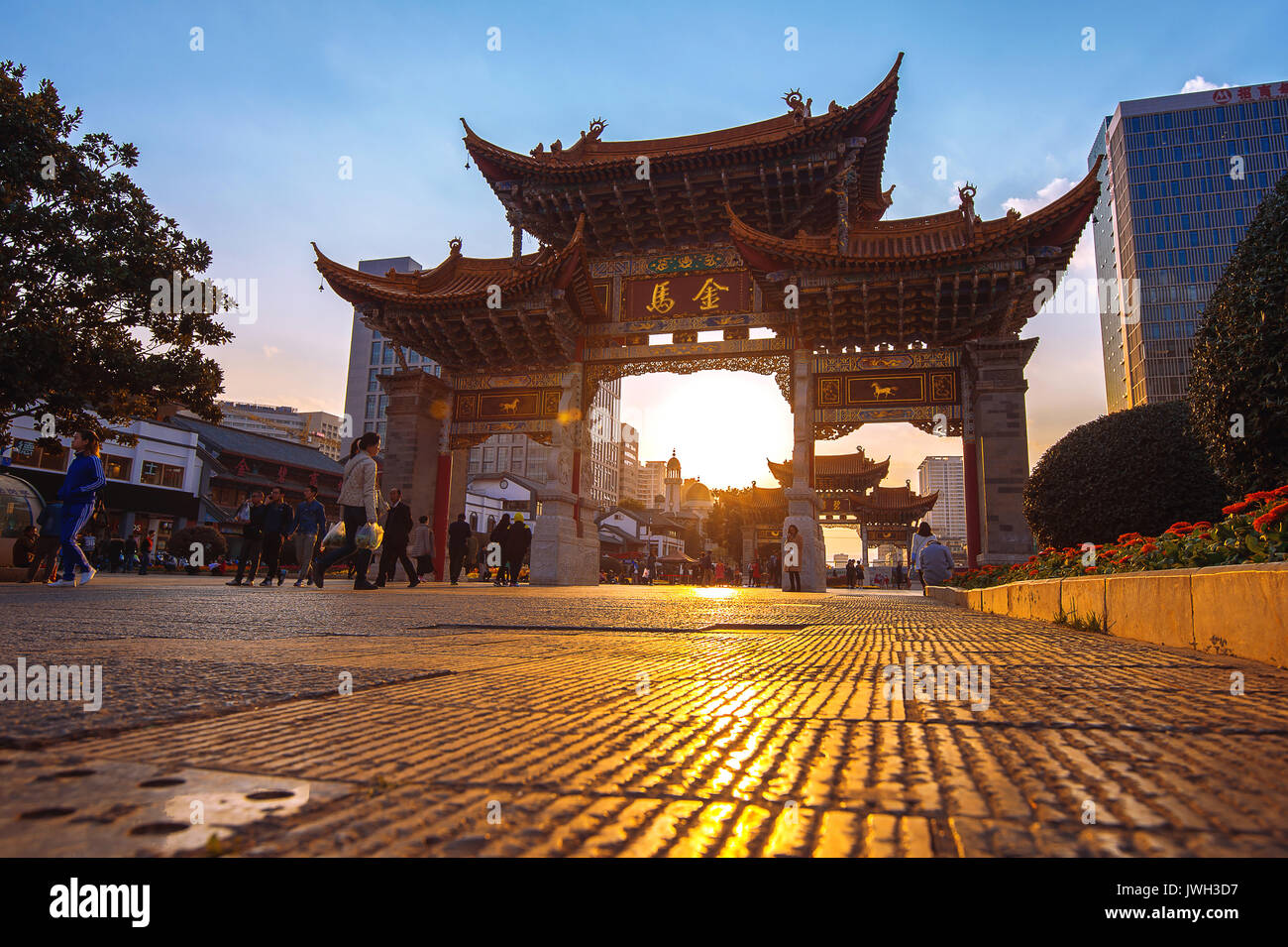 Kunming, in Cina- Mach 3, 2017: il portone è un pezzo tradizionale di architettura e lo stemma della città di Kunming in Cina. Foto Stock