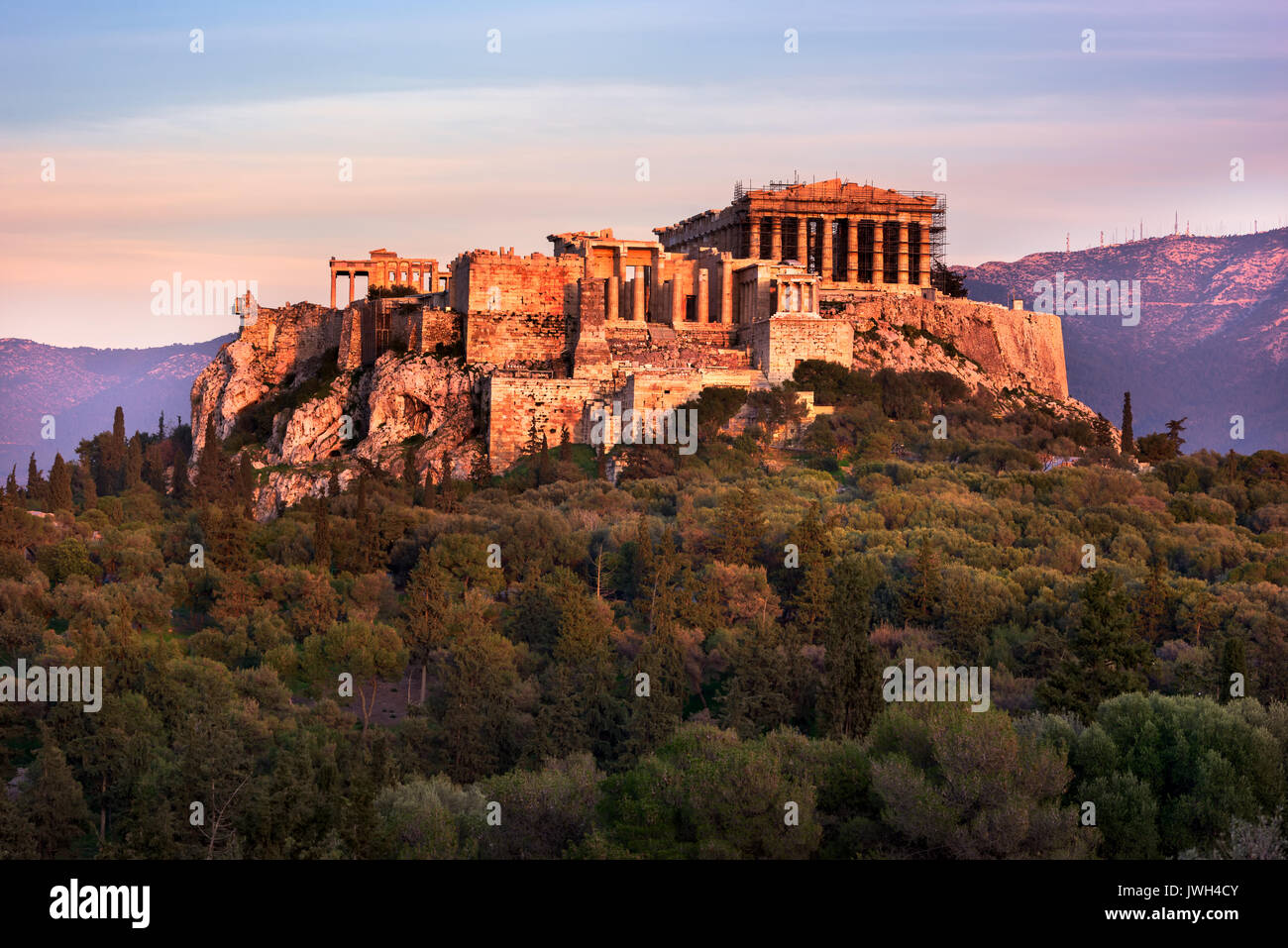 Vista sull'Acropoli dalla collina Philopappos in serata, Atene, Grecia Foto Stock