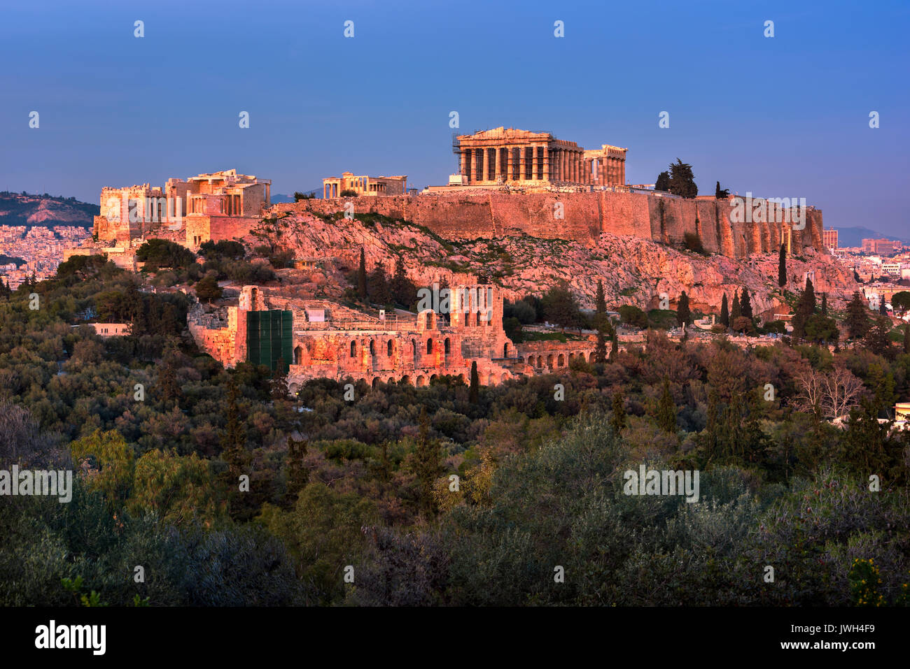 Vista sull'Acropoli dalla collina Philopappos in serata, Atene, Grecia Foto Stock