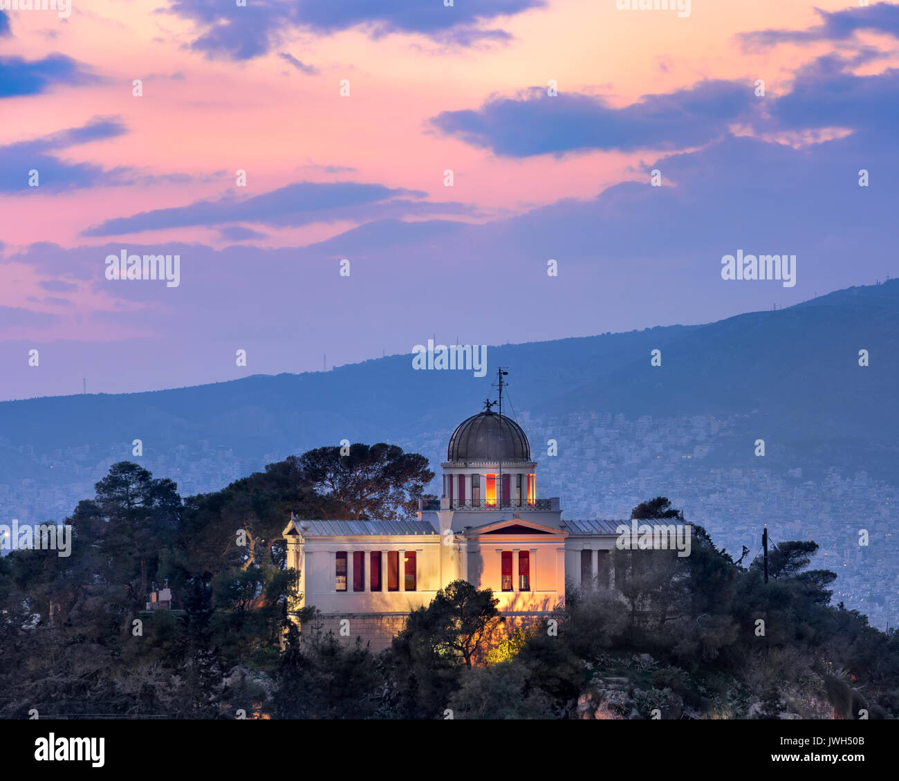 Vista dell Osservatorio nazionale di Atene in serata, Atene, Grecia Foto Stock