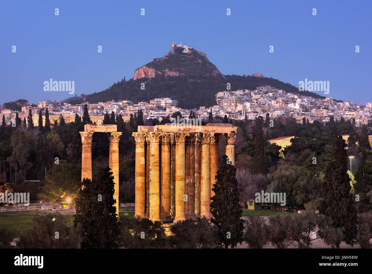 Vista del Tempio di Zeus Olimpio e il Monte Lycabettus in serata, Atene, Grecia Foto Stock