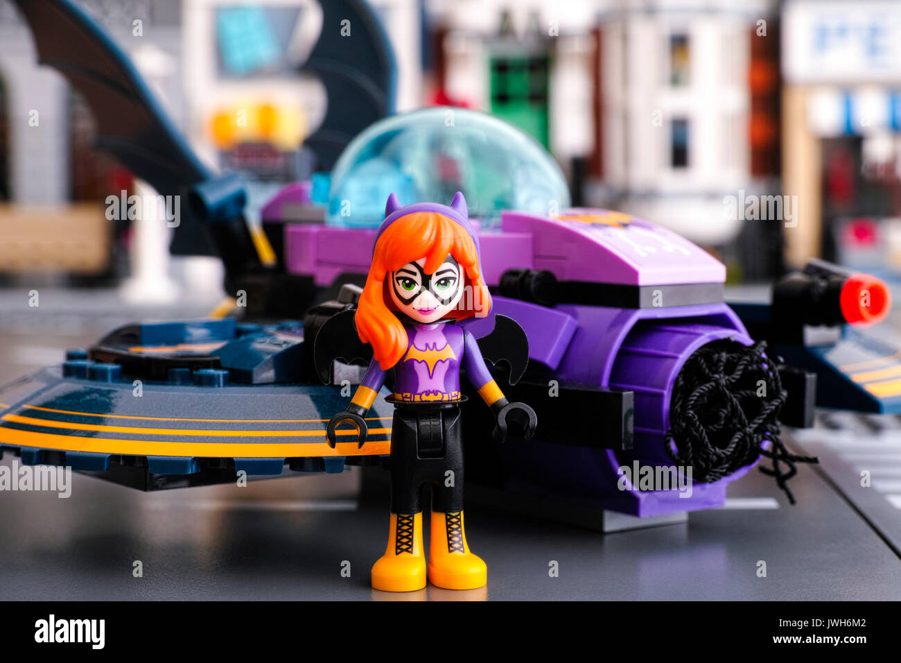 Tambov, Federazione Russa - Marzo 04, 2017 Lego DC Super Hero Batgirl mini-doll figura in piedi di fronte al suo Batjet. Studio shot. Foto Stock