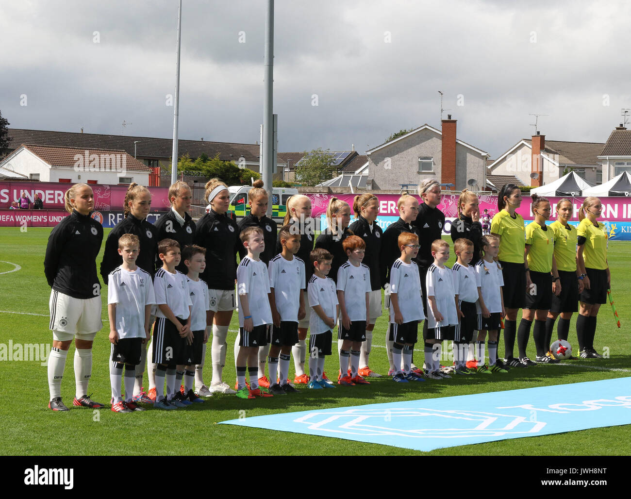 Shamrock Park, Portadown, Irlanda del Nord. 11 agosto 2017. Femminile UEFA sotto-19 campionato un gruppo - Germania v Spagna. In Germania la linea fino a kick-off. Credito: David Hunter/Alamy Live News. Foto Stock