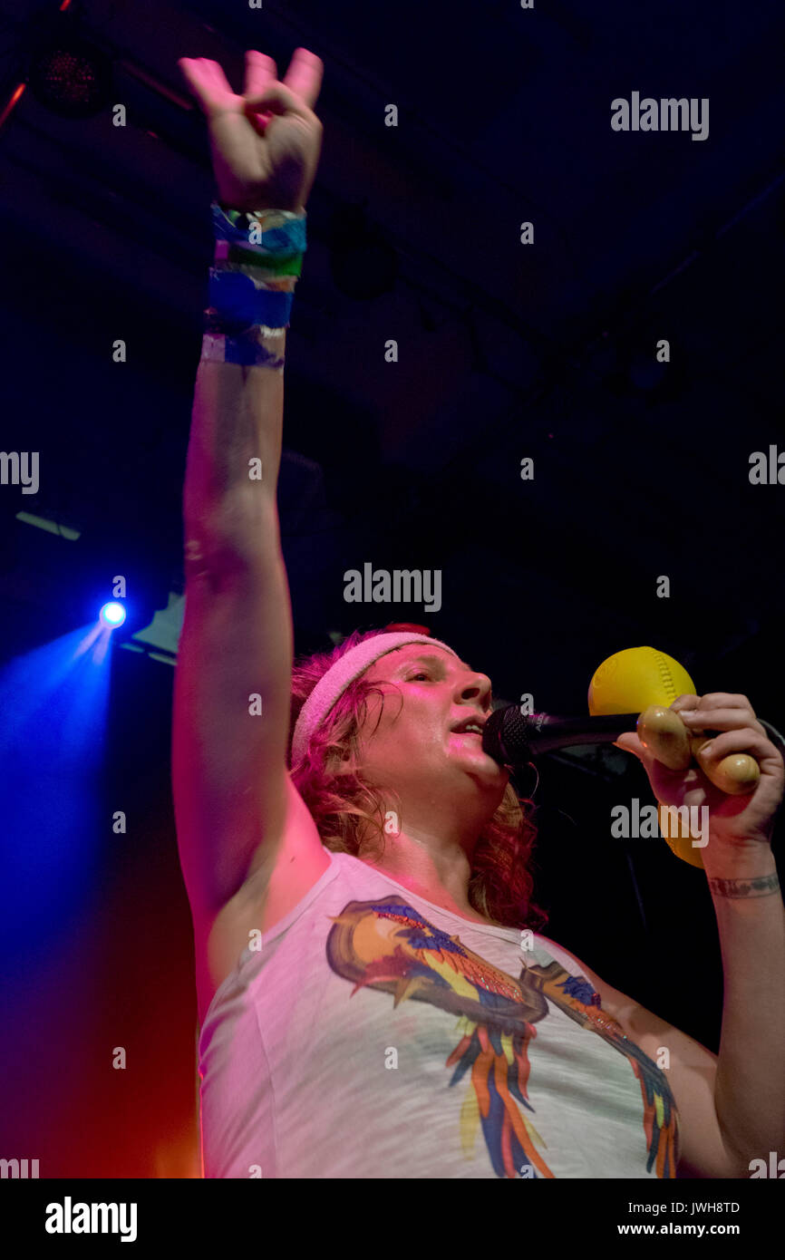 Londra, UK.11 Agosto 2017.Kumbia Queers tropical Punk e Cumbia band da Argentina effettuando al ricco mix di Londra,UK.© Julio Etchart/Alamy Live News Foto Stock