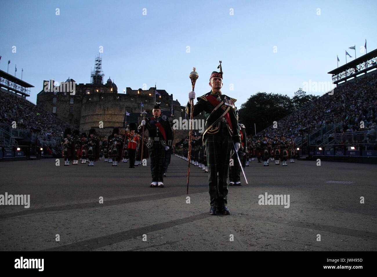 Edinburgh, Gran Bretagna. 10 Ago, 2017. Un militare scozzese band esegue durante il 2017 Royal Edinburgh Tatoo militare di Edimburgo, la Gran Bretagna, il 10 agosto 2017. Il Royal Edinburgh Tattoo militare è un evento annuale effettuata da British, Commonwealth e militare internazionale di bande e performance artistica squadre sulla spianata del castello di Edinburgo e la capitale della Scozia. Il primo tatuaggio di Edimburgo ha avuto luogo nel 1950. Credito: Zhang Dailei/Xinhua/Alamy Live News Foto Stock