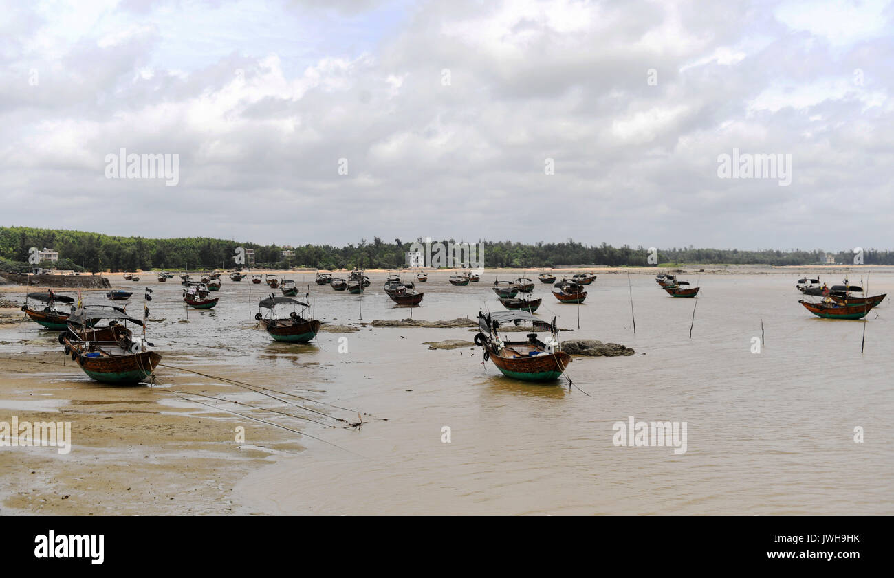 Qinzhou cinese di Guangxi Zhuang Regione autonoma. 12 Ago, 2017. Foto scattata su agosto 12, 2017 mostra piccole barche da pesca in Sanniangwan resort in Qinzhou City, a sud della Cina di Guangxi Zhuang Regione autonoma, Agosto 12, 2017. Dopo un decennio di sviluppo, il Sanniangwan resort è diventato un hot spot turistica famosa per il suo mare, spiaggia e Delfino Cinese Bianco, e come una base di ripresa di molte delle serie TV. Credito: Zhang Ailin/Xinhua/Alamy Live News Foto Stock