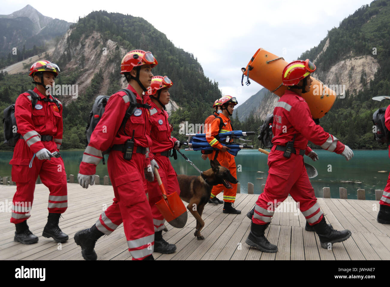 Jiuzhaigou, cinese della provincia di Sichuan. 12 Ago, 2017. I membri della squadra di salvataggio a piedi area Xiongmaohai in quake-hit Jiuzhaigou County, a sud-ovest della Cina di provincia di Sichuan, Agosto 12, 2017. Una squadra di salvataggio di una ventina di membri sono spediti verso Xiongmaohai scenic area per proseguire la ricerca di superstiti dal 7,0-grandezza terremoto che ha colpito la contea di Jiuzhaigou martedì. Credito: Jiang Hongjing/Xinhua/Alamy Live News Foto Stock