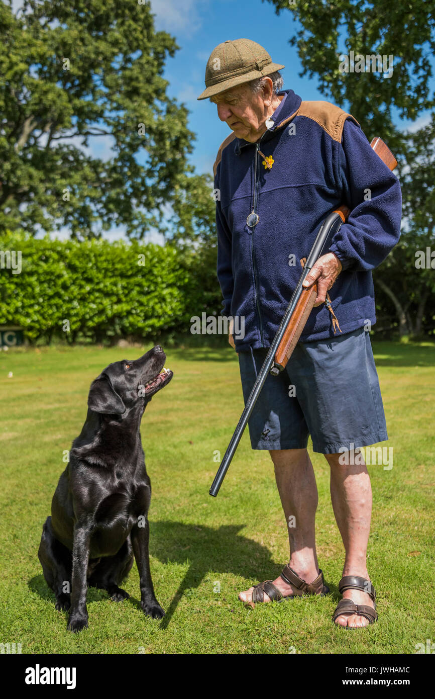 Sussex, Regno Unito. 12 Ago, 2017. Il glorioso xii e Kevin celebra il suo 88° compleanno con pistola e cane. Credito: Guy Bell/Alamy Live News Foto Stock