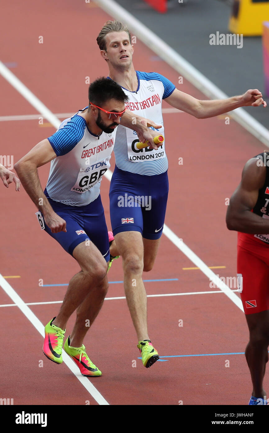 Londra, Regno Unito. 12-Ago-17. Jack verde passando il testimone a Martyn ROONEY per GB in Uomini Staffetta 4 x 400m 2 di calore al 2017 IAAF Campionati del Mondo, Queen Elizabeth Olympic Park, Stratford, Londra, Regno Unito. Credito: Simon Balson/Alamy Live News Foto Stock