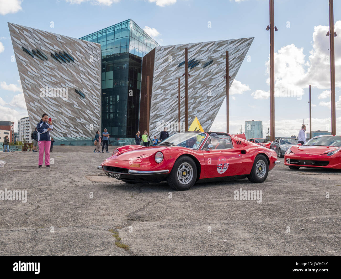 Belfast, Irlanda del Nord, Regno Unito, 12 agosto 2017. Ferrari automobili vecchie e nuove sul display al Titanic Quarter, Belfast nella celebrazione dei 70 anni della marca. Il credito J Orr/Alamy Live News Foto Stock