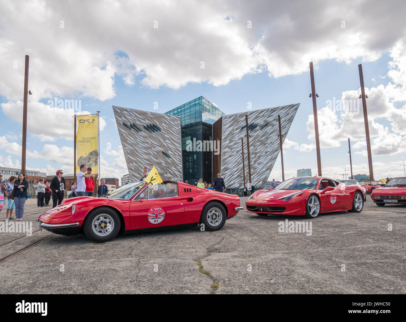 Belfast, Irlanda del Nord, Regno Unito, 12 agosto 2017. Ferrari automobili vecchie e nuove sul display al Titanic Quarter, Belfast nella celebrazione dei 70 anni della marca. Il credito J Orr/Alamy Live News Foto Stock