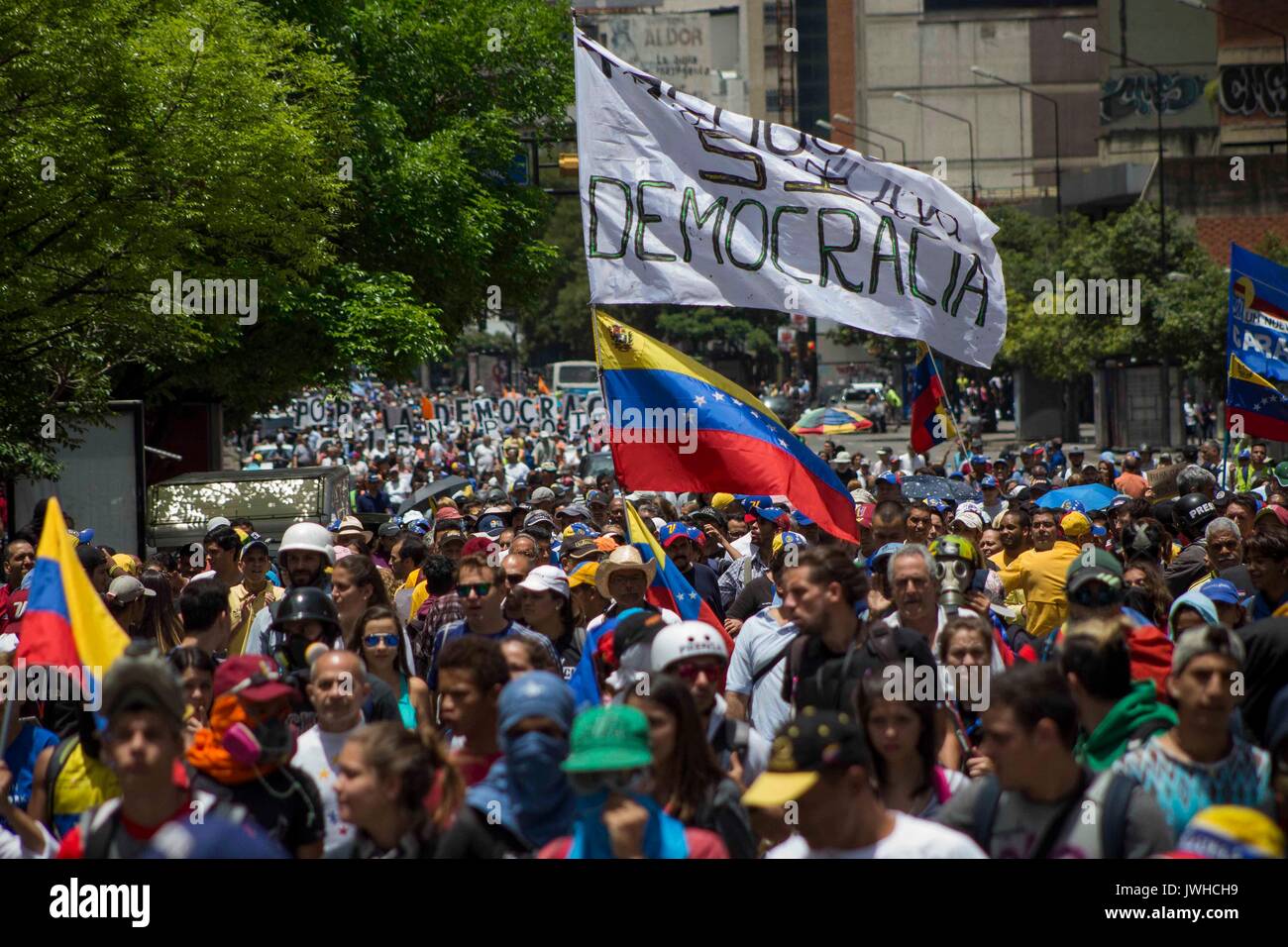 Caracas, Venezuela. 12 Ago, 2017. Sono persone che protestano contro il governo del presidente Nicolas Maduro a Caracas, Venezuela, 12. Agosto 2017. Maduro aveva chiesto un assemblea costituente e con esso disempowered il parlamento democraticamente eletto. Foto: Rayneri Pena/dpa/Alamy Live News Foto Stock