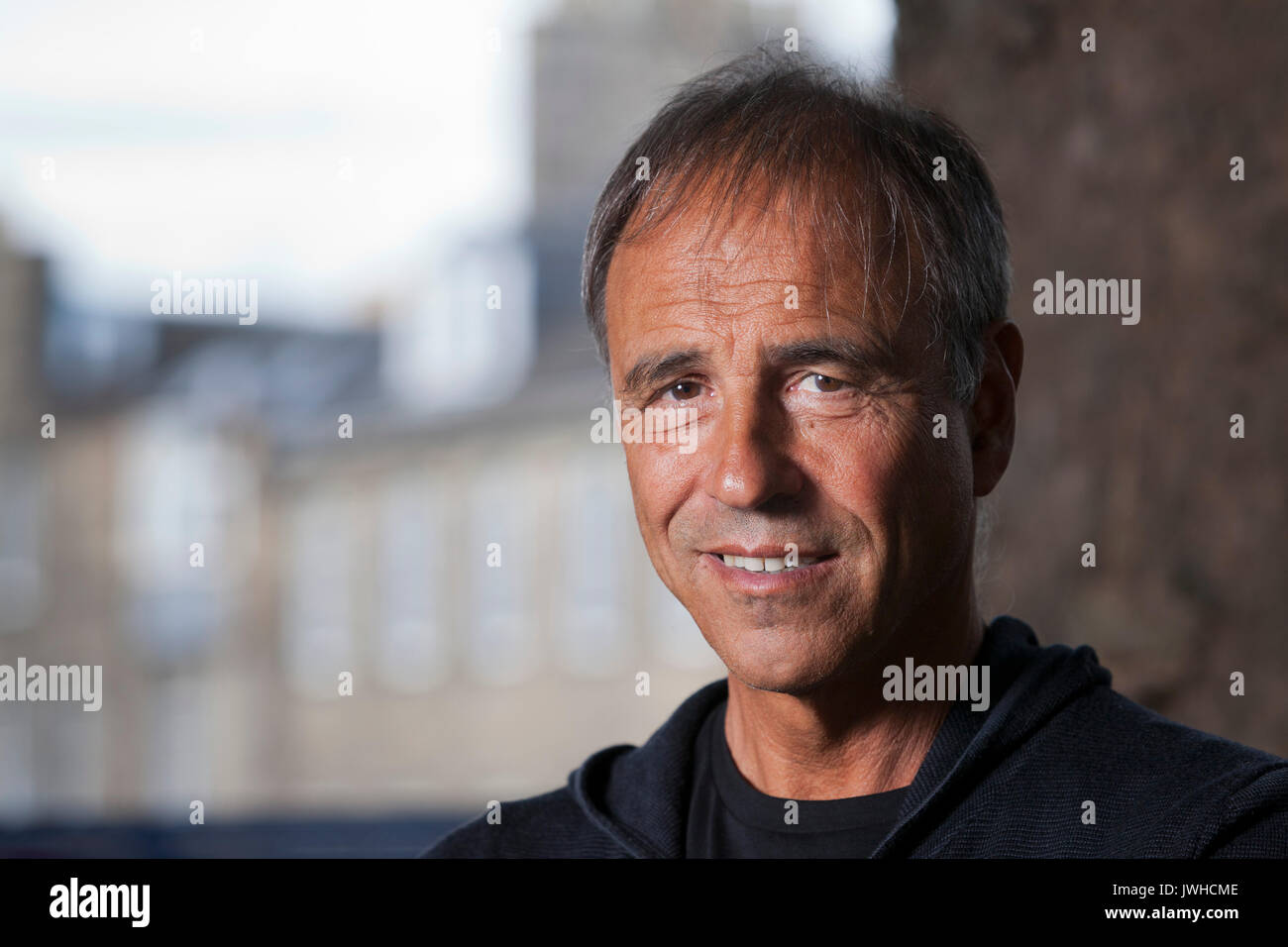 Edinburgh, Regno Unito. 12 Ago, 2017. Anthony Horowitz, OBE, il romanziere inglese e sceneggiatore, apparendo a Edinburgh International Book Festival. Credito: GARY DOAK/Alamy Live News Foto Stock