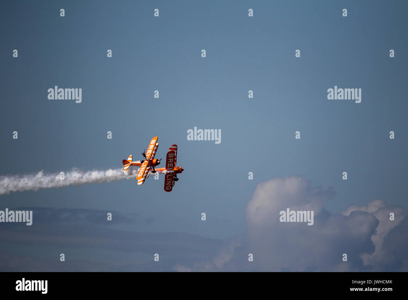 Blackpool, Lancashire, Regno Unito. 12 Ago, 2017. Breitling Wing Walkers display a Blackpool Credito: Russell Millner/Alamy Live News Foto Stock
