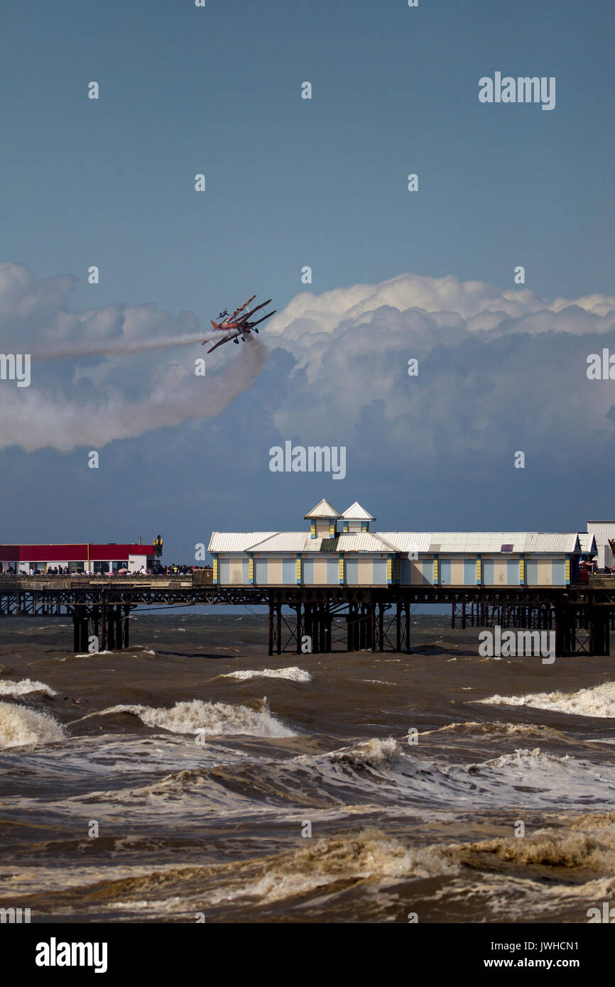Blackpool, Lancashire, Regno Unito. 12 Ago, 2017. Antenna Breitling Team Display oltre il molo centrale a Blackpool Credito: Russell Millner/Alamy Live News Foto Stock