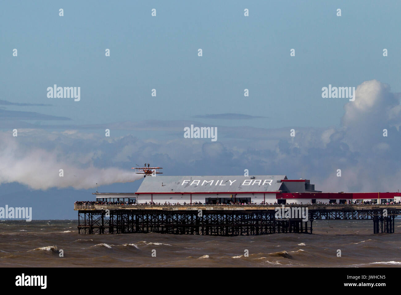Blackpool, Lancashire, Regno Unito. 12 Ago, 2017. Antenna Breitling Team Display oltre il molo centrale a Blackpool Credito: Russell Millner/Alamy Live News Foto Stock