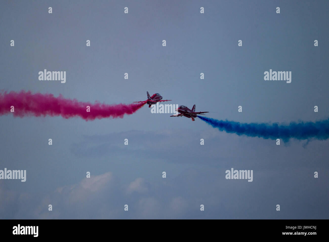 Blackpool, Lancashire, Regno Unito. 12 Ago, 2017. La coppia di sincronismo della RAF frecce rosse a Blackpool Credito: Russell Millner/Alamy Live News Foto Stock