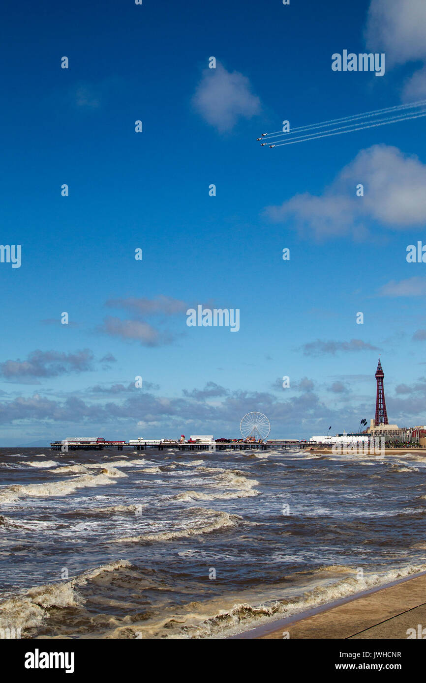 Blackpool, Lancashire, Regno Unito. 12 Ago, 2017. Lame di aria Team Display oltre la Blackpool Tower Credito: Russell Millner/Alamy Live News Foto Stock