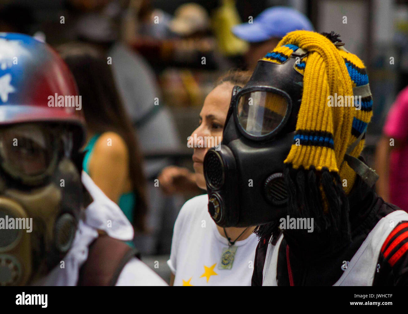 Caracas, Venezuela. 12 Ago, 2017. Un manifestante è in cammino con una maschera a gas di una dimostrazione contro il governo del presidente Nicolas Maduro a Caracas, Venezuela, 12 agosto 2017. Maduro aveva chiesto un assemblea costituente e con esso disempowered il parlamento democraticamente eletto. Foto: Rayneri Pena/dpa/Alamy Live News Foto Stock