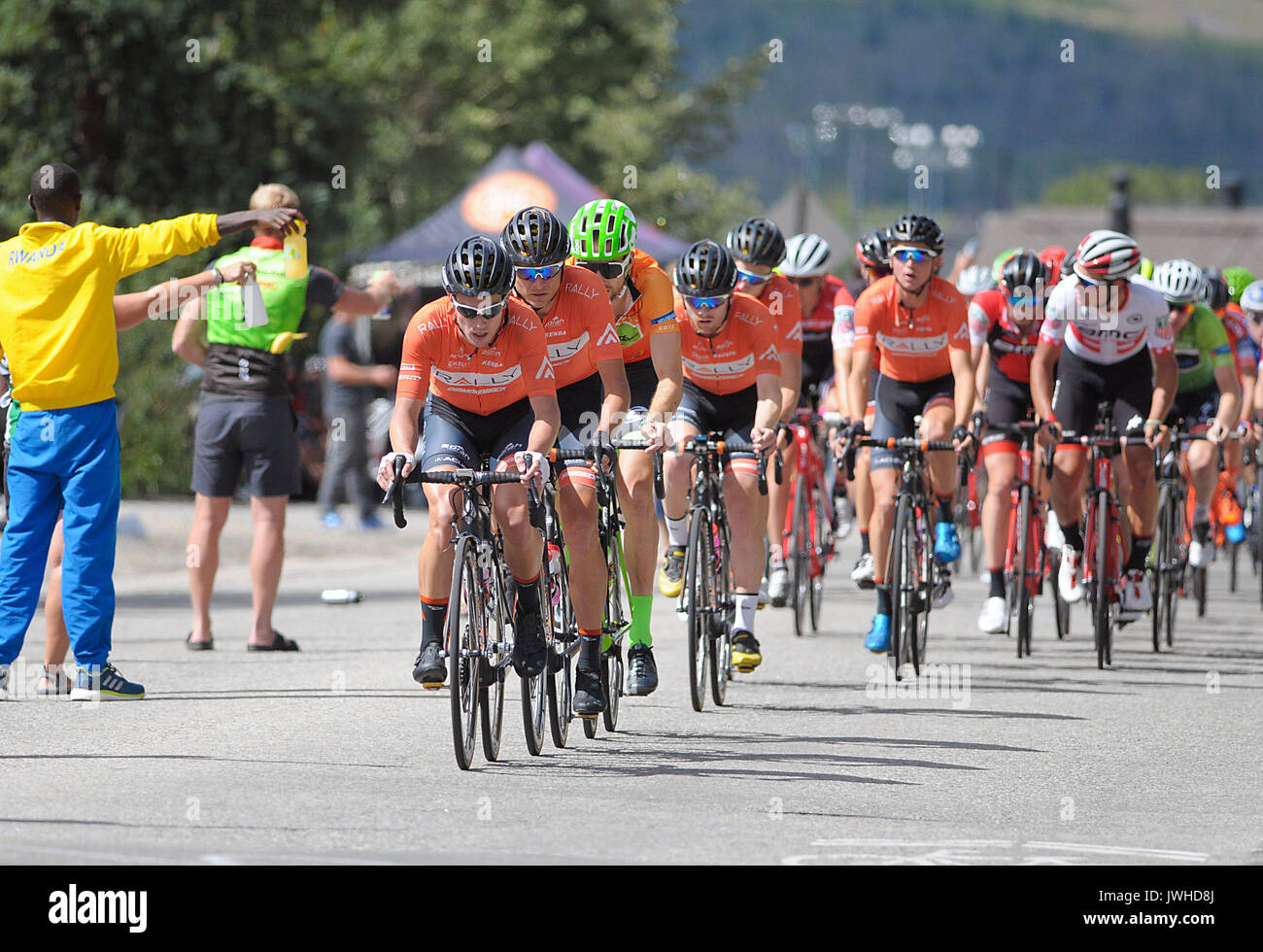 Breckenridge, Colorado, Stati Uniti d'America. 11 Ago, 2017. Team Rally Ciclismo controlla il ritmo come il principale peloton raggiunge la zona di alimentazione durante la seconda tappa inaugurale della Colorado Classic corsa di ciclismo, Breckenridge, Colorado. Credito: Cal Sport Media/Alamy Live News Foto Stock