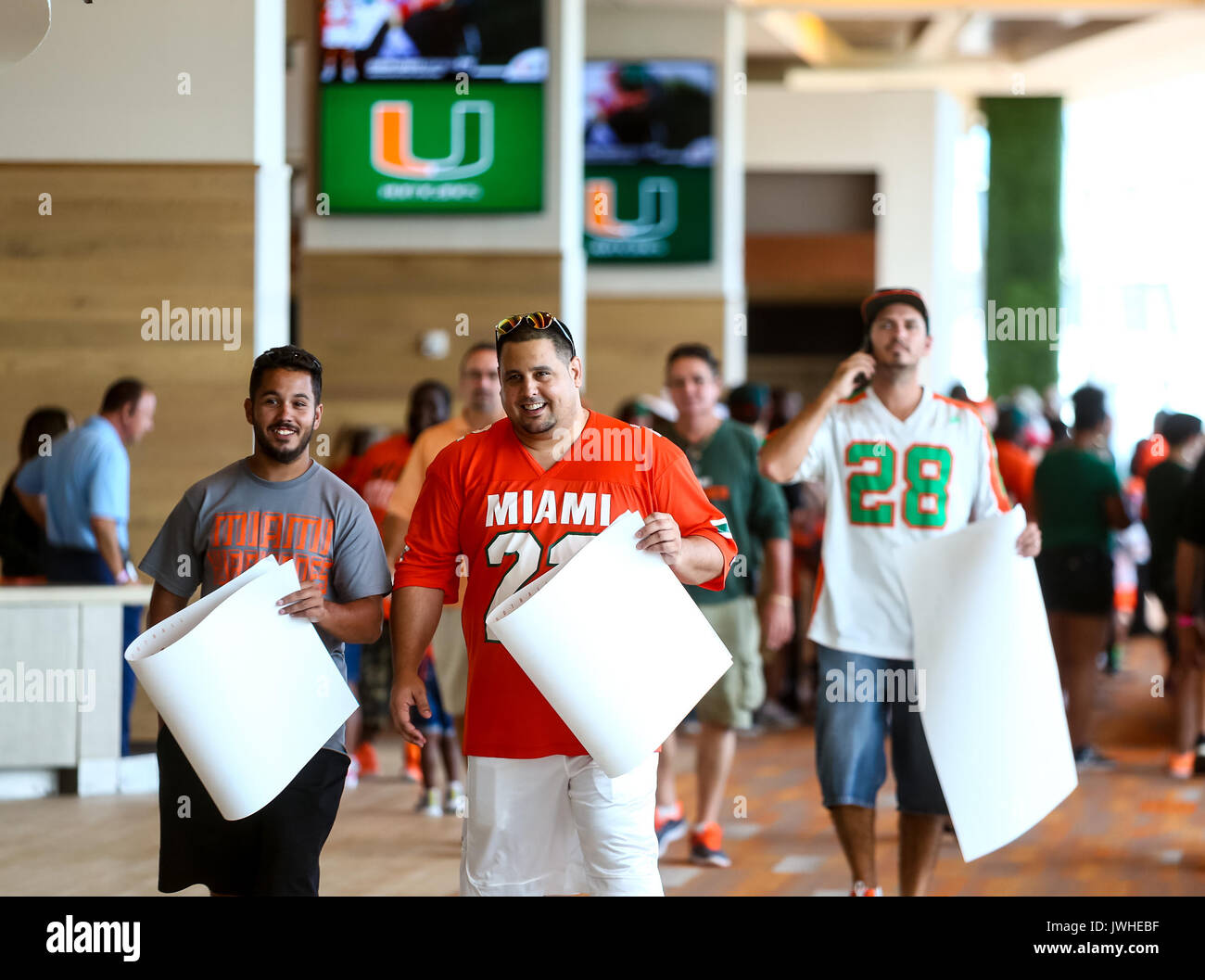 Florida, Stati Uniti d'America. 12 Ago, 2017. Ventole testa tra autografo ingaggi sul livello del club durante la University of Miami Canesfest al Hard Rock Stadium di Miami il 12 agosto 2017. Credito: Richard Graulich/Palm Beach post/ZUMA filo/Alamy Live News Foto Stock