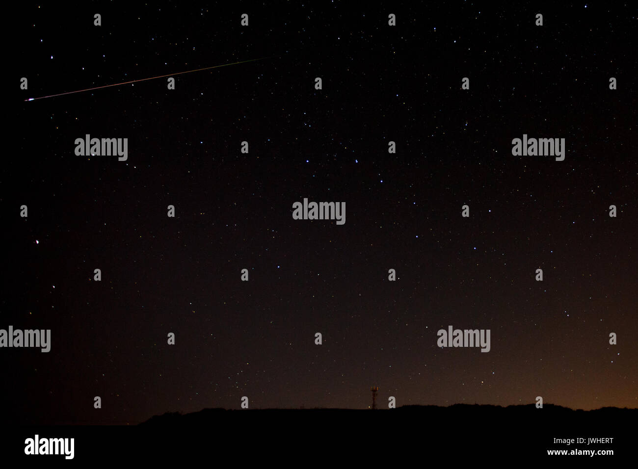 Cleobury Mortimer, shropshire, Regno Unito. 11 agosto, 2017. una meteora è fotografato nel cielo sopra shropshire poco prima di mezzanotte e prima che la luna crescente ha reso difficile individuare l'annuale perseid Meteor doccia. Pietro lopeman/alamy live news Foto Stock