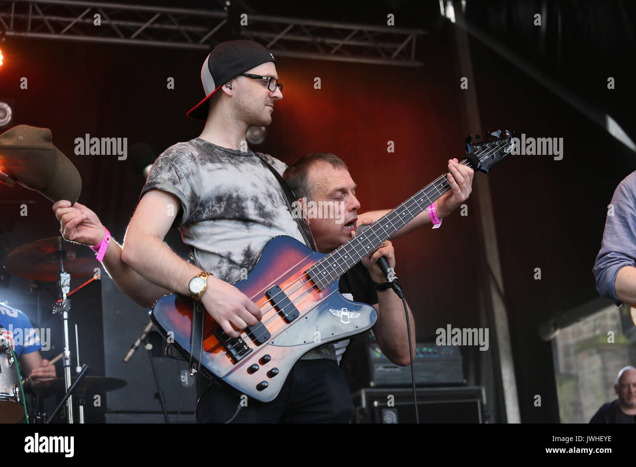 Rochdale, Regno Unito. 12 Agosto, 2017. Tom Hingley ex cantante con i tappeti Inspiral fronti un tribute band, il Kar animali domestici, Rochdale, 12 Agosto, 2017 (C)Barbara Cook/Alamy Live News Credito: Barbara Cook/Alamy Live News Foto Stock