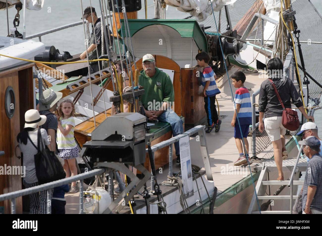Vancouver, Canada. 12 Ago, 2017. La gente visita una nave a vela durante il XIV Richmond Maritime Festival in Richmond, Canada, il 12 agosto, 2017. Il XIV Richmond Festival marittimo ha montrato marittimo-attività a tema e mostre per introdurre del Canada Maritime storia e cultura. Credito: Liang Sen/Xinhua/Alamy Live News Foto Stock