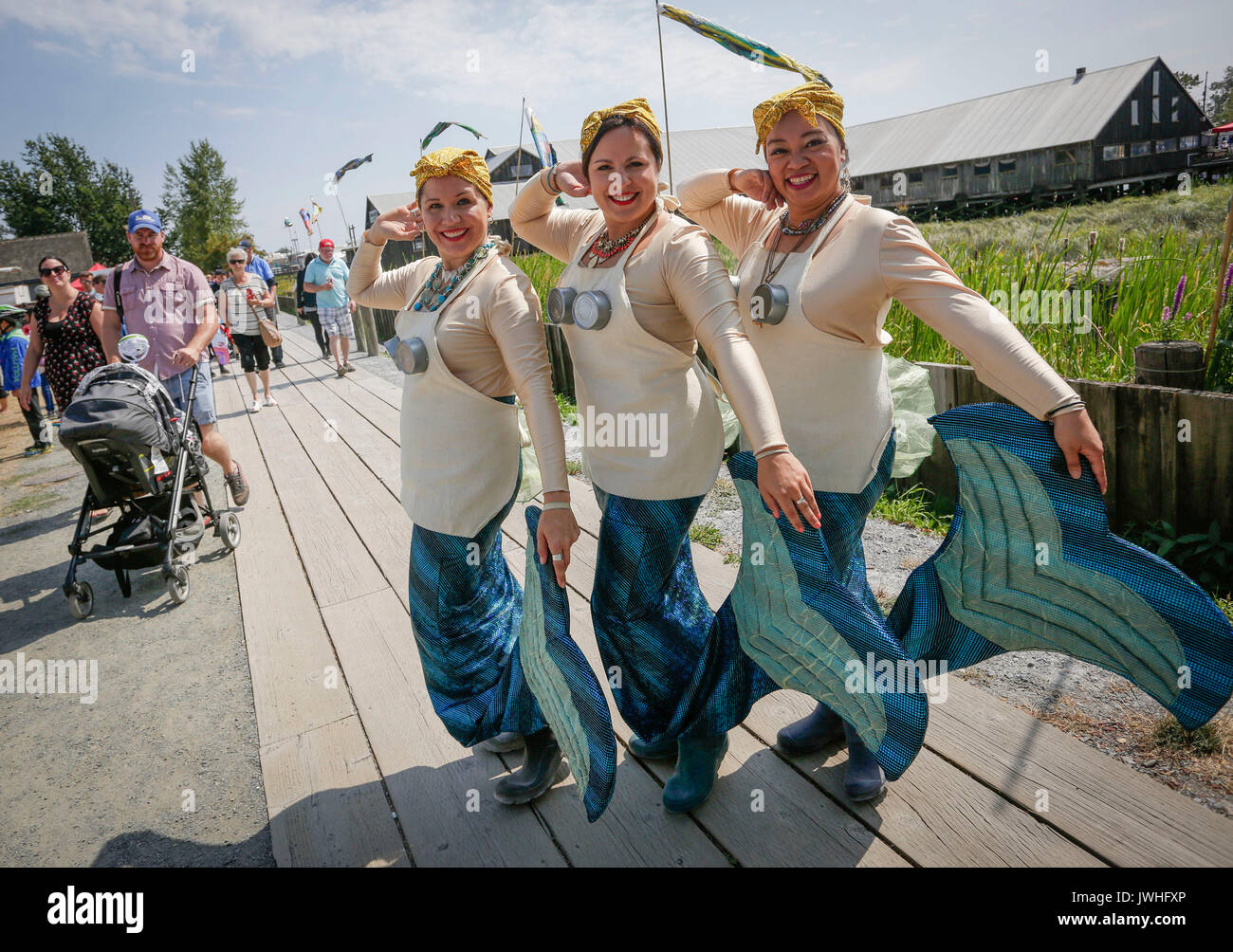 Vancouver, Canada. 12 Ago, 2017. Gli artisti interpreti o esecutori in costumi mermaid comportano per le foto durante il XIV Richmond Maritime Festival in Richmond, Canada, il 12 agosto, 2017. Il XIV Richmond Festival marittimo ha montrato marittimo-attività a tema e mostre per introdurre del Canada Maritime storia e cultura. Credito: Liang Sen/Xinhua/Alamy Live News Foto Stock