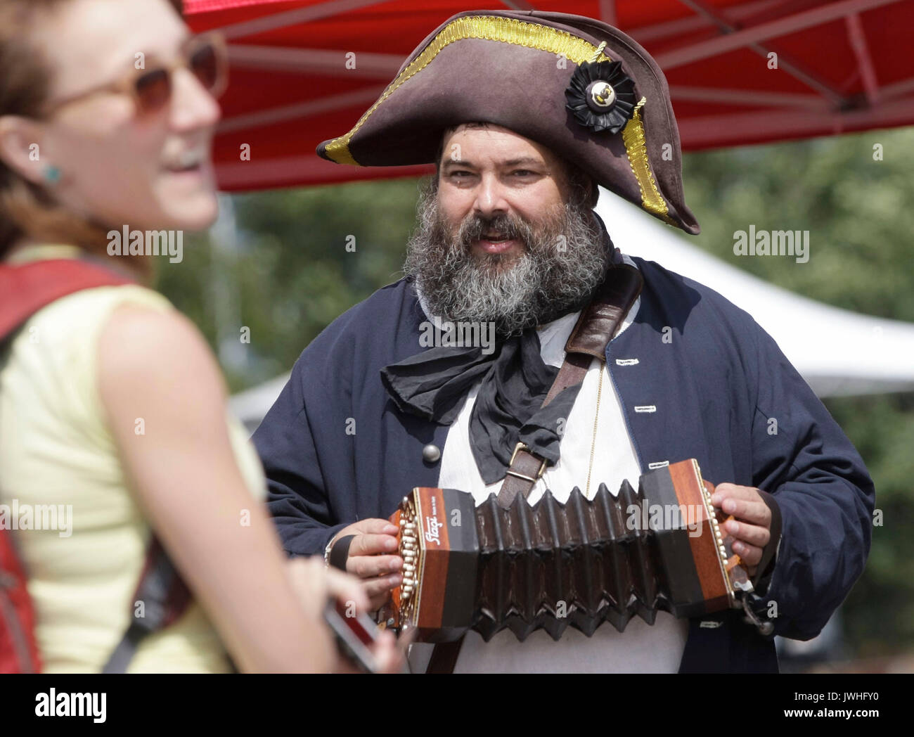 Vancouver, Canada. 12 Ago, 2017. Un attore in costume esegue la musica durante il XIV Richmond Maritime Festival in Richmond, Canada, il 12 agosto, 2017. Il XIV Richmond Festival marittimo ha montrato marittimo-attività a tema e mostre per introdurre del Canada Maritime storia e cultura. Credito: Liang Sen/Xinhua/Alamy Live News Foto Stock
