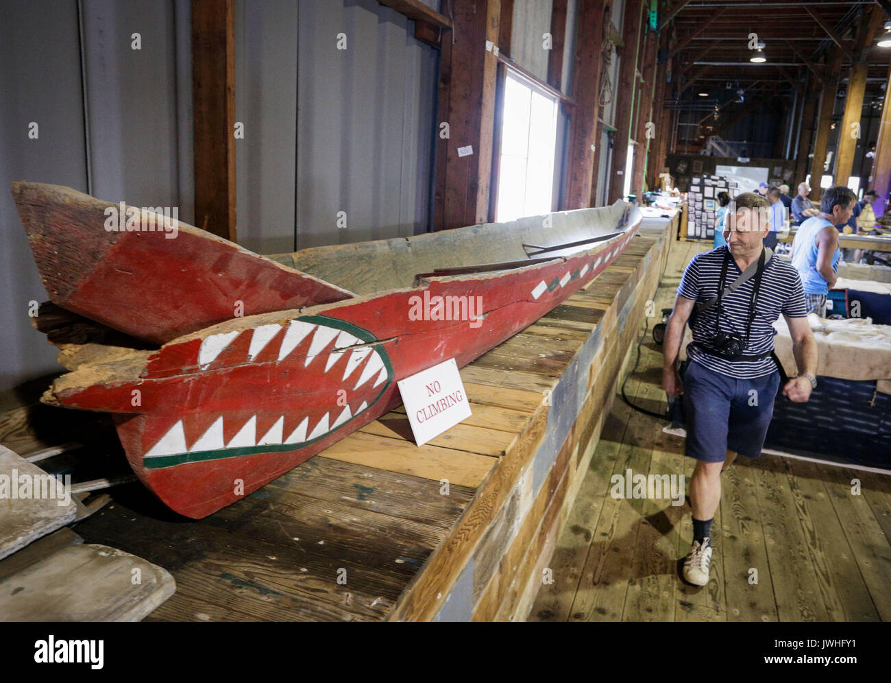 Vancouver, Canada. 12 Ago, 2017. Un visitatore guarda un'imbarcazione indigena visualizzato durante il XIV Richmond Maritime Festival in Richmond, Canada, il 12 agosto, 2017. Il XIV Richmond Festival marittimo ha montrato marittimo-attività a tema e mostre per introdurre del Canada Maritime storia e cultura. Credito: Liang Sen/Xinhua/Alamy Live News Foto Stock