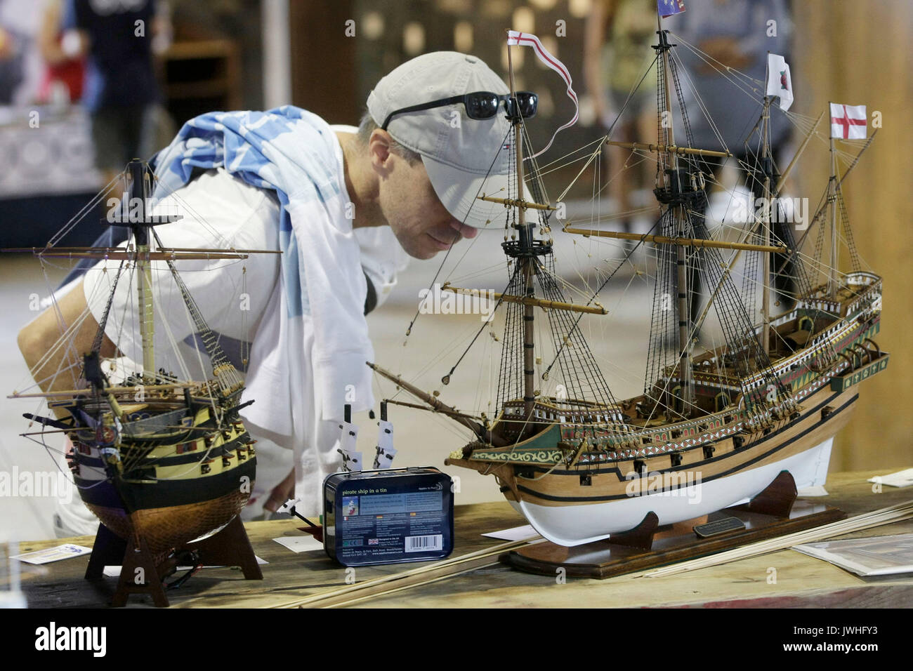 Vancouver, Canada. 12 Ago, 2017. Un visitatore appare in un modello di nave viene visualizzato durante il XIV Richmond Maritime Festival in Richmond, Canada, il 12 agosto, 2017. Il XIV Richmond Festival marittimo ha montrato marittimo-attività a tema e mostre per introdurre del Canada Maritime storia e cultura. Credito: Liang Sen/Xinhua/Alamy Live News Foto Stock