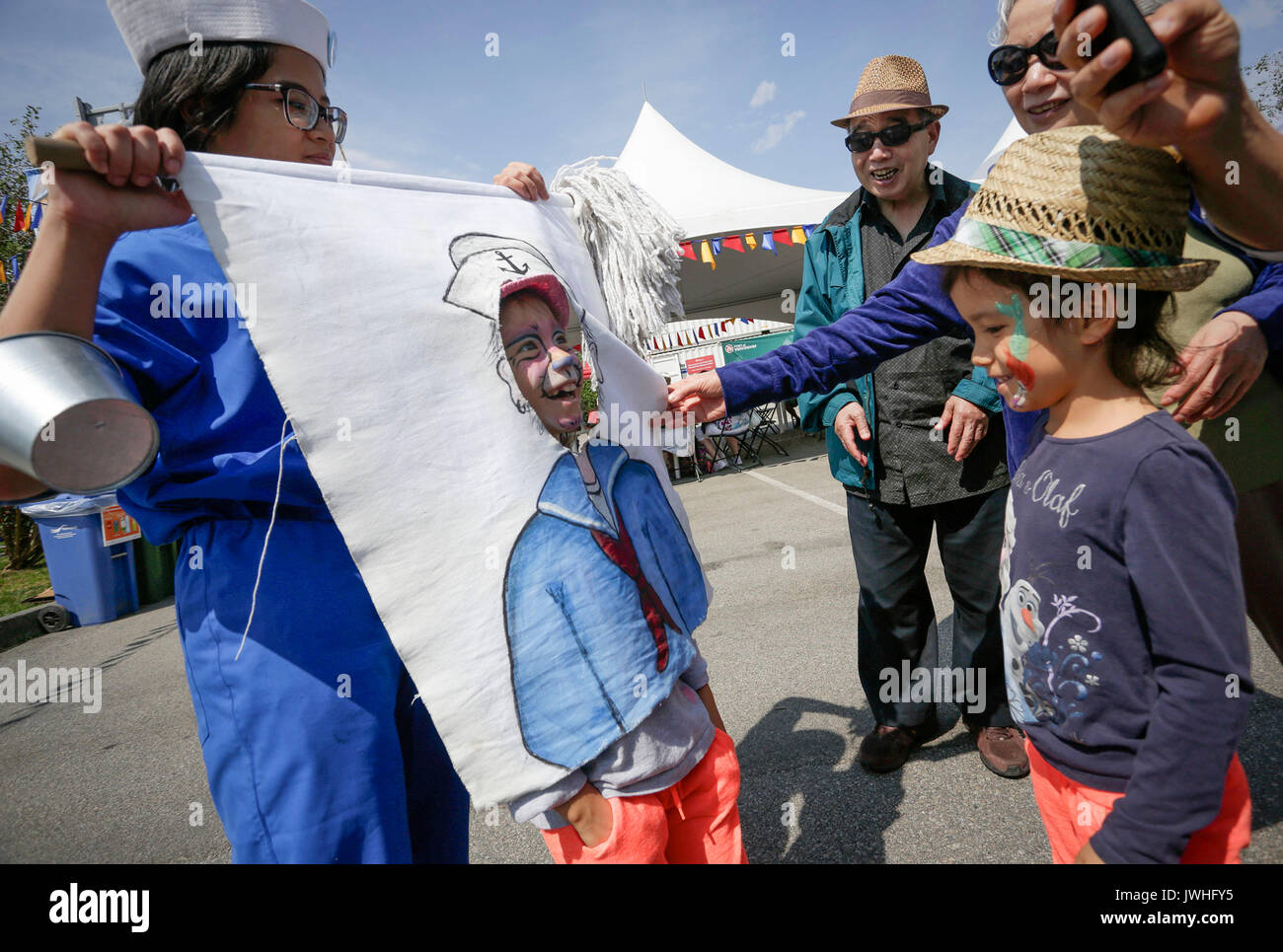 Vancouver, Canada. 12 Ago, 2017. Un bambino partecipa a un gioco durante il XIV Richmond Maritime Festival in Richmond, Canada, il 12 agosto, 2017. Il XIV Richmond Festival marittimo ha montrato marittimo-attività a tema e mostre per introdurre del Canada Maritime storia e cultura. Credito: Liang Sen/Xinhua/Alamy Live News Foto Stock