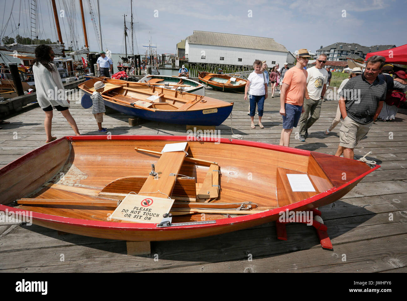 Vancouver, Canada. 12 Ago, 2017. I visitatori a piedi passato barche di legno viene visualizzato durante il XIV Richmond Maritime Festival in Richmond, Canada, il 12 agosto, 2017. Il XIV Richmond Festival marittimo ha montrato marittimo-attività a tema e mostre per introdurre del Canada Maritime storia e cultura. Credito: Liang Sen/Xinhua/Alamy Live News Foto Stock
