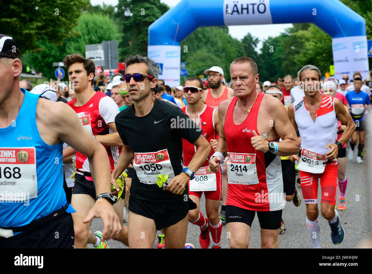 HELSINKI, Finlandia - 12 agosto 2017: Helsinki City Marathon, 12.08.2017. Tradizionale marathon svoltasi a Helsinki, Finlandia, sabato 12 agosto. Corridori provenienti da 73 paesi hanno preso parte alla Maratona. Iniziata la gara nei pressi del monumento al leggendario atleta finlandese Paavo Nurmi. Credito: Mikhail Olykaynen/Alamy Live News Foto Stock