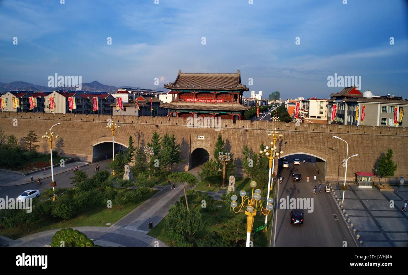 Shijiazhuang. 12 Ago, 2017. Foto scattata su agosto 12, 2017 mostra il rinnovato Daxinmen Gateway in Xuanhua città del nord della Cina di nella provincia di Hebei. A Xuanhua, una città storica di importanza strategica è di riacquistare la sua grandezza come una campagna di restauri è stata lanciata nel 2005 per ripristinare i suoi monumenti storici. Credito: Yang Shiyao/Xinhua/Alamy Live News Foto Stock