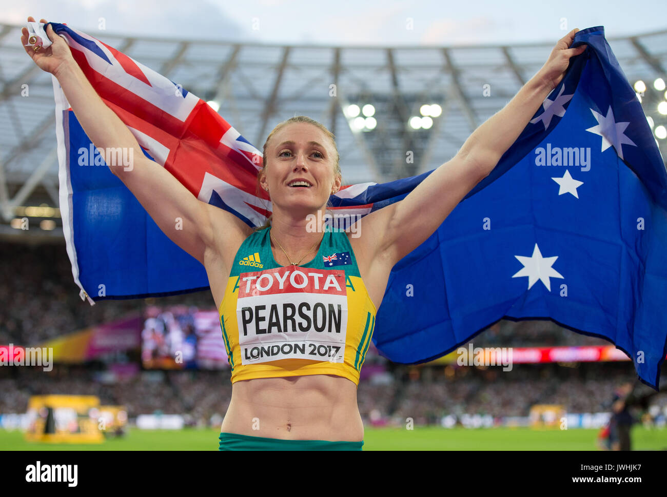 Londra, Regno Unito. 12 Agosto, 2017. Sally Pearson di Australia celebra con la bandiera australiana dopo aver vinto la 100 metri ostacoli finale in un tempo di 12.59 durante la IAAF mondiale di atletica 2017 il giorno 9 presso il parco olimpico di Londra, Inghilterra il 12 agosto 2017. Foto di Andy Rowland / Prime immagini multimediali./Alamy Live News Foto Stock